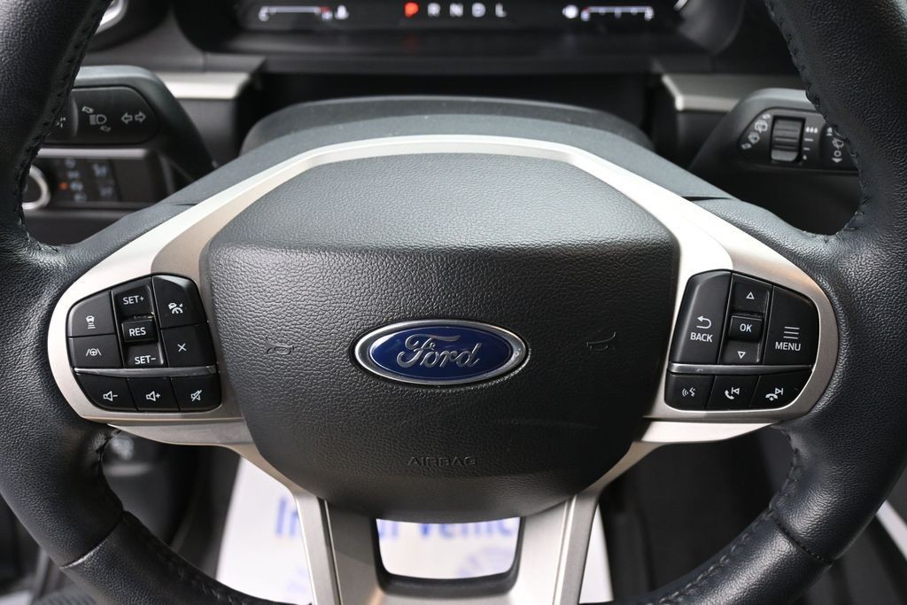 Ford Explorer Vehicle Full-screen Gallery Image 19