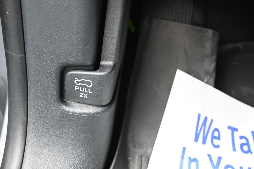 Ford Explorer Vehicle Full-screen Gallery Image 23