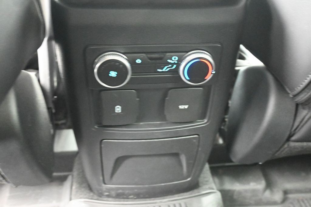 Ford Explorer Vehicle Full-screen Gallery Image 26