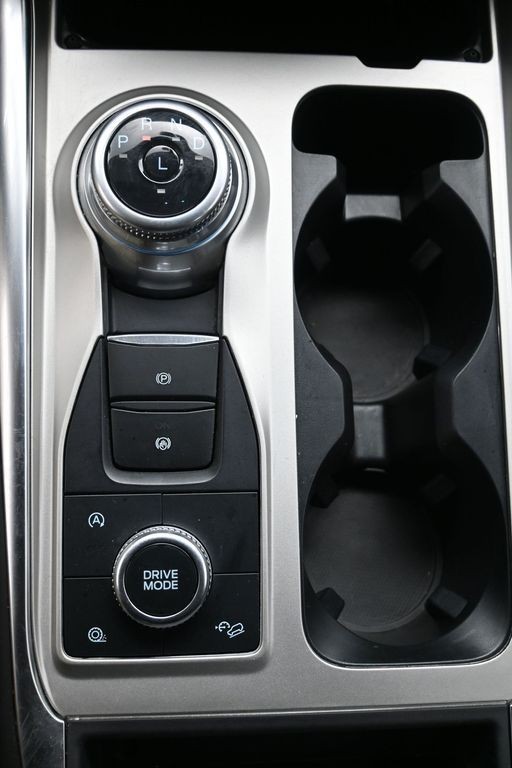 Ford Explorer Vehicle Full-screen Gallery Image 15