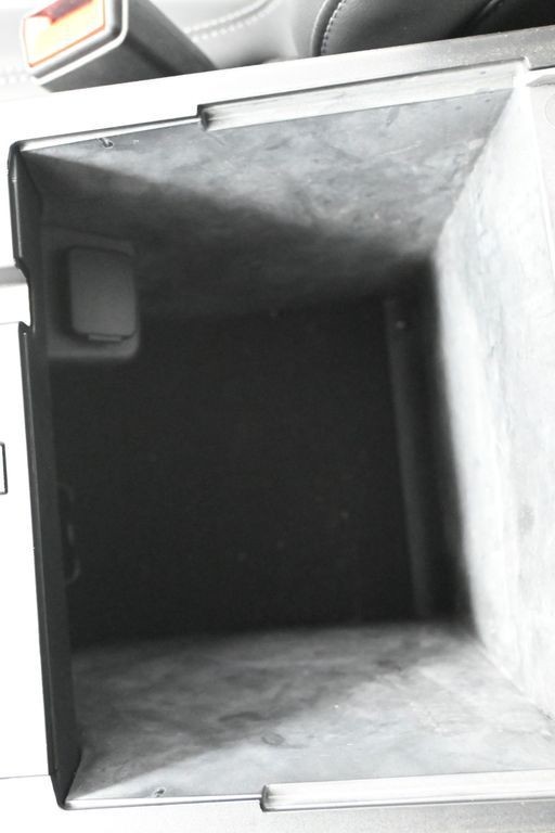 Ford Explorer Vehicle Full-screen Gallery Image 16