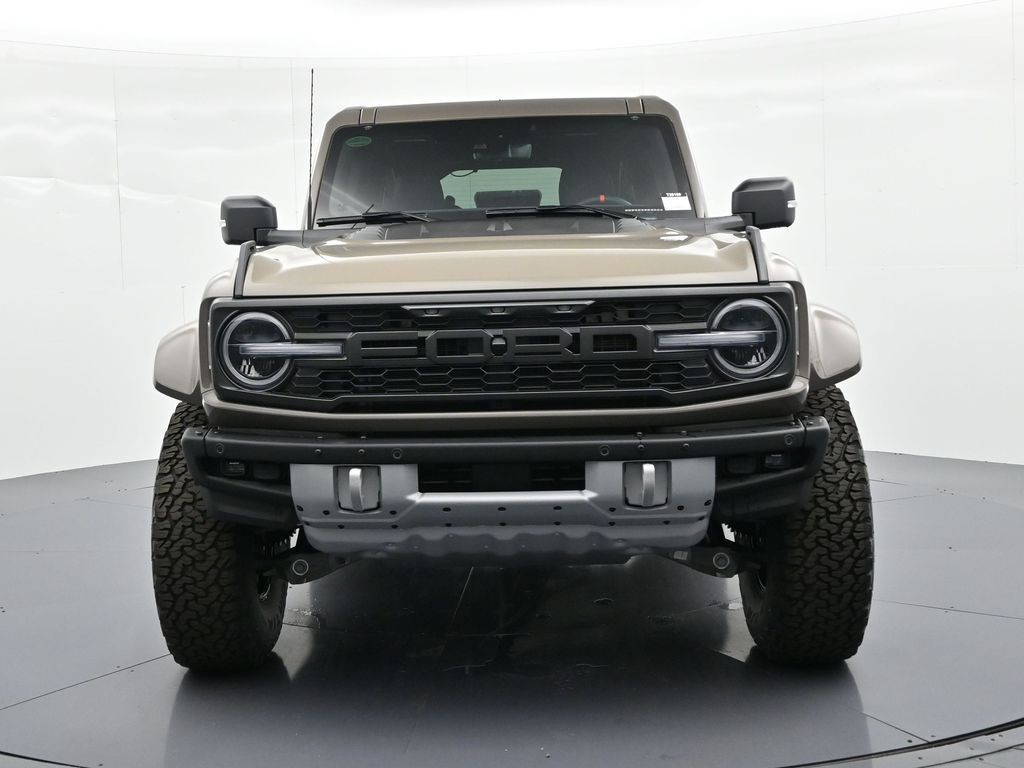 Ford Bronco Vehicle Full-screen Gallery Image 3