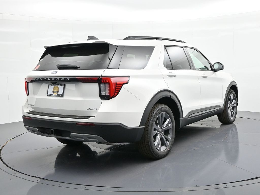 Ford Explorer Vehicle Full-screen Gallery Image 6