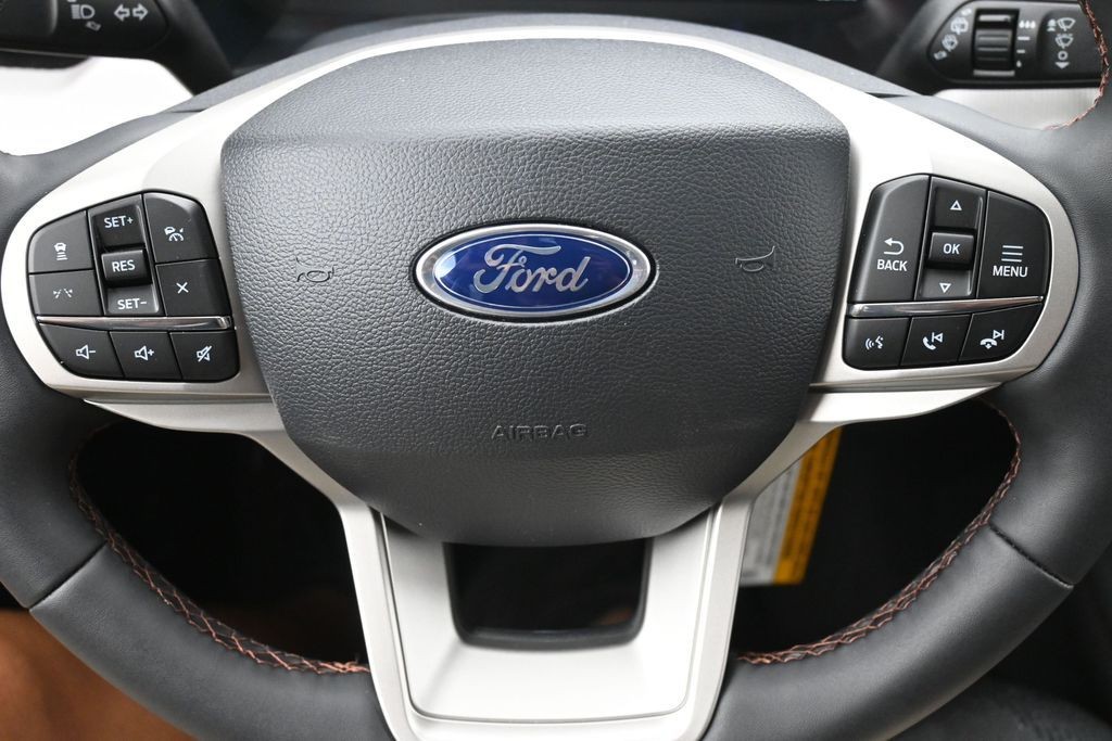 Ford Explorer Vehicle Full-screen Gallery Image 16