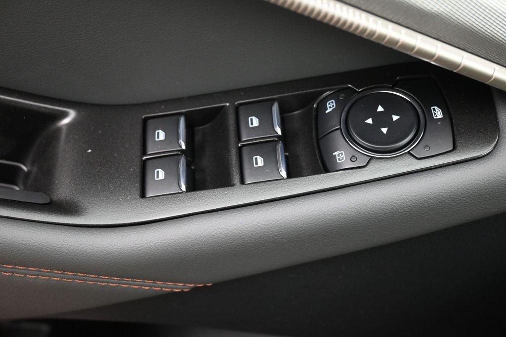 Ford Explorer Vehicle Full-screen Gallery Image 22