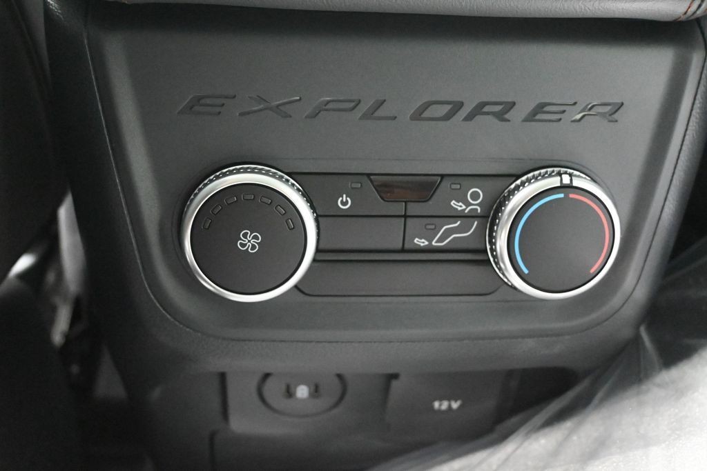 Ford Explorer Vehicle Full-screen Gallery Image 25