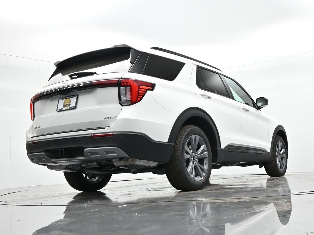 Ford Explorer Vehicle Full-screen Gallery Image 32