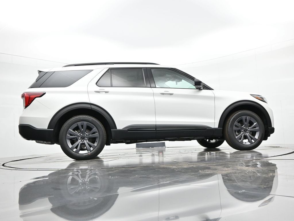 Ford Explorer Vehicle Full-screen Gallery Image 33