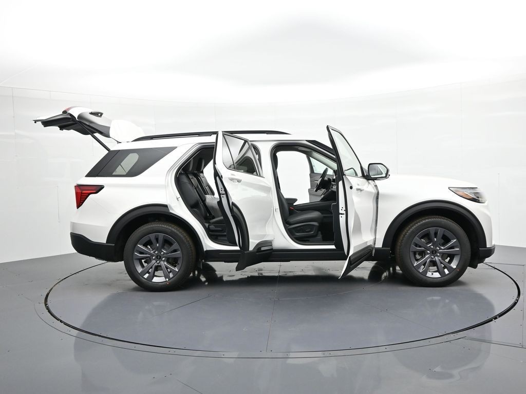 Ford Explorer Vehicle Full-screen Gallery Image 34