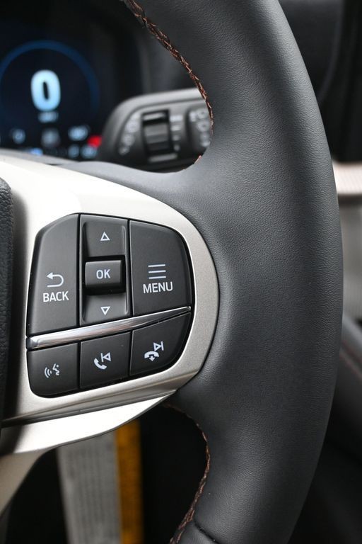 Ford Explorer Vehicle Full-screen Gallery Image 17