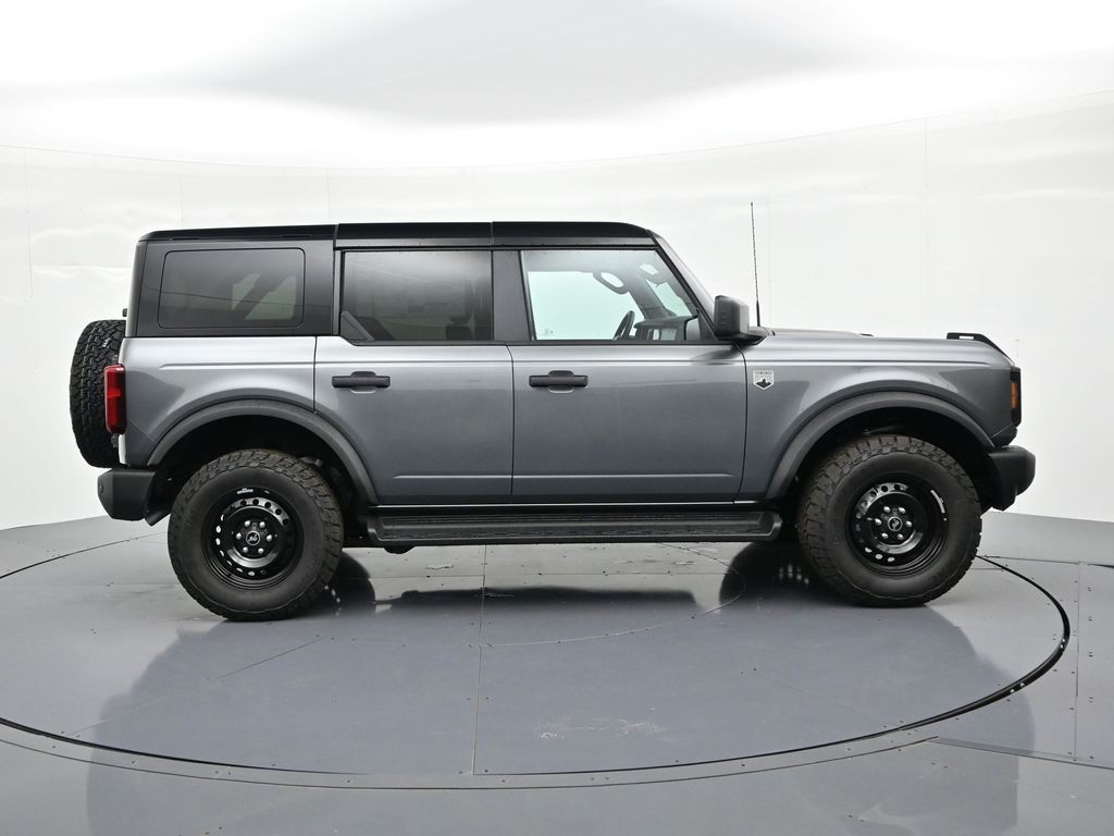 Ford Bronco Vehicle Full-screen Gallery Image 5