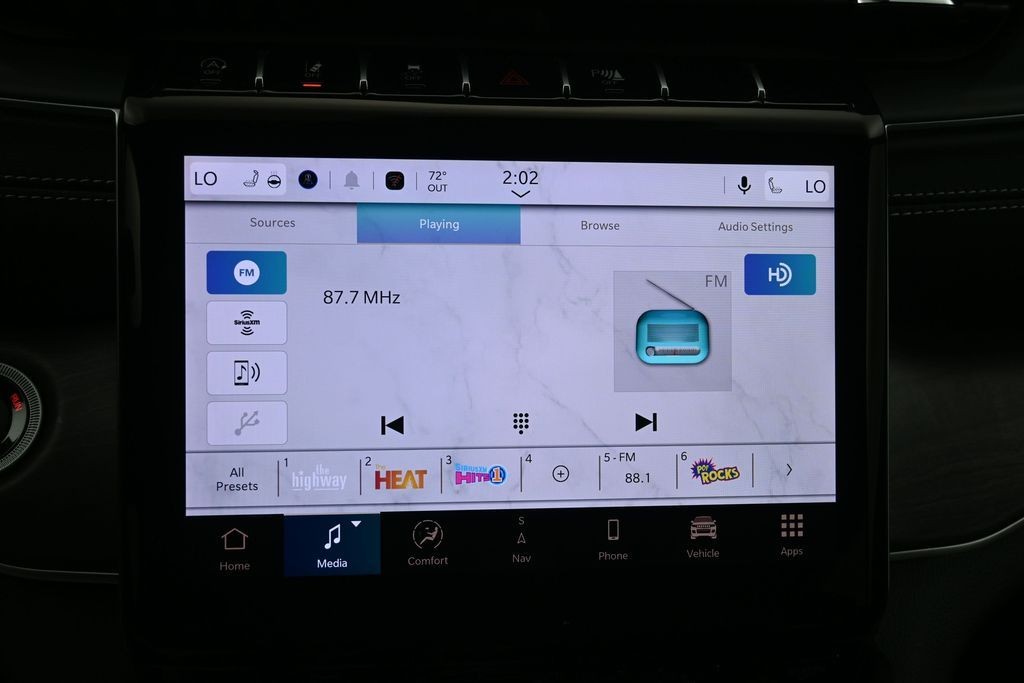 Jeep Grand Cherokee L Vehicle Full-screen Gallery Image 11