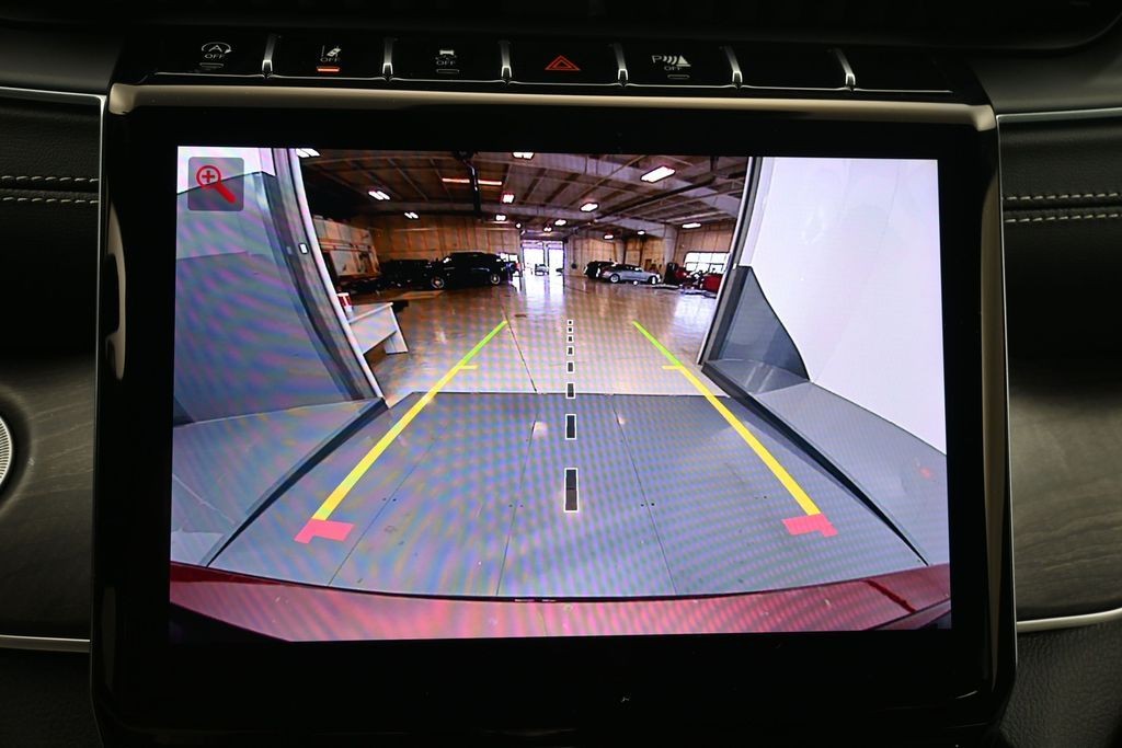 Jeep Grand Cherokee L Vehicle Full-screen Gallery Image 12
