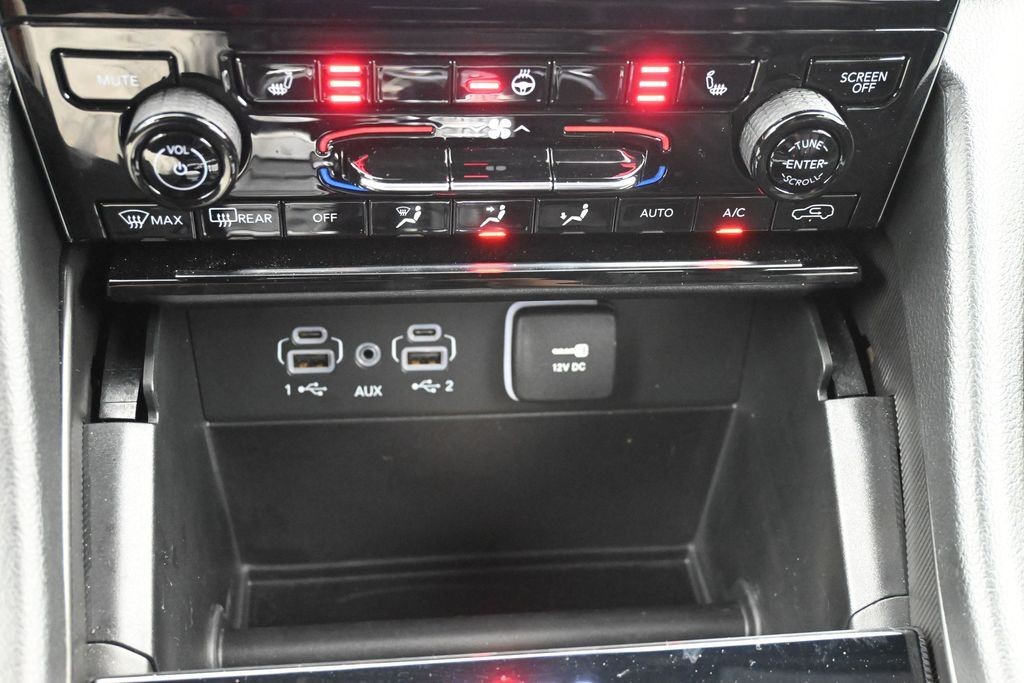 Jeep Grand Cherokee L Vehicle Full-screen Gallery Image 13