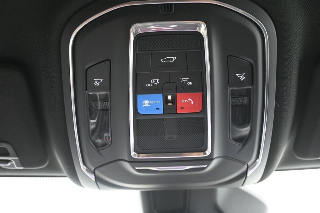 Jeep Grand Cherokee L Vehicle Full-screen Gallery Image 16