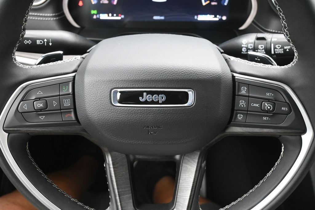 Jeep Grand Cherokee L Vehicle Full-screen Gallery Image 18
