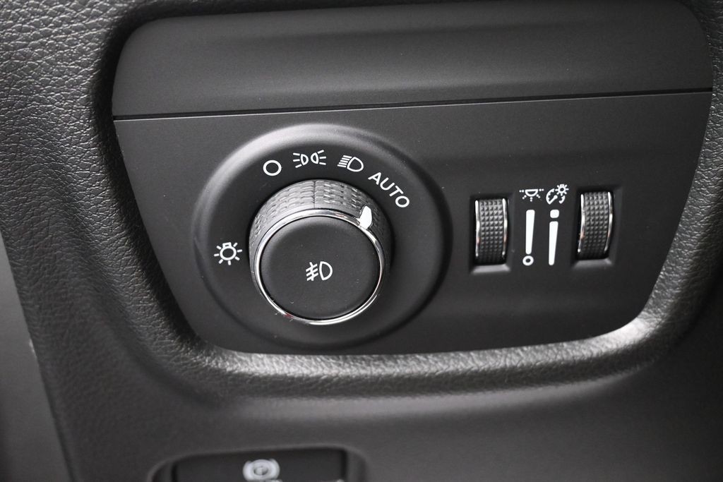 Jeep Grand Cherokee L Vehicle Full-screen Gallery Image 21