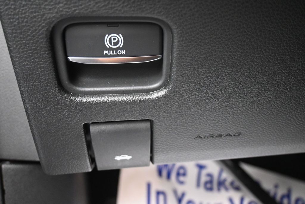 Jeep Grand Cherokee L Vehicle Full-screen Gallery Image 22