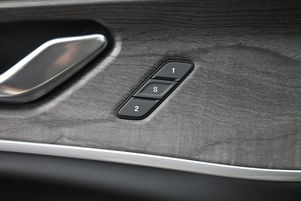 Jeep Grand Cherokee L Vehicle Full-screen Gallery Image 23