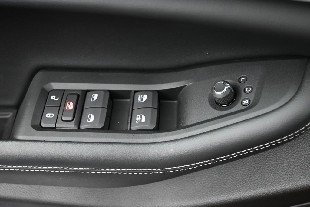 Jeep Grand Cherokee L Vehicle Full-screen Gallery Image 24