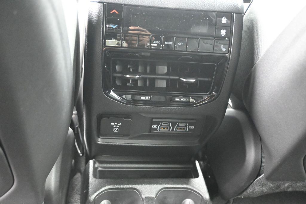 Jeep Grand Cherokee L Vehicle Full-screen Gallery Image 25