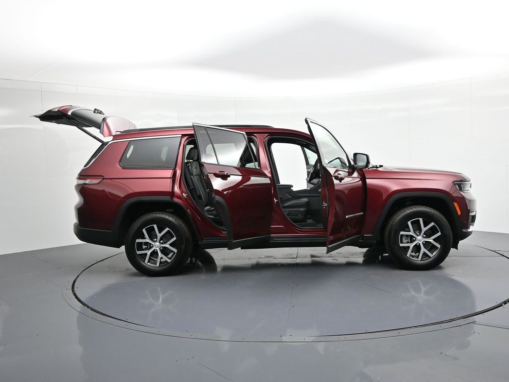 Jeep Grand Cherokee L Vehicle Full-screen Gallery Image 34