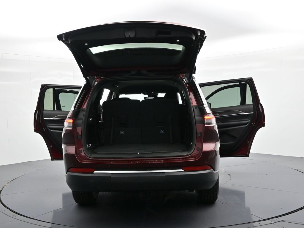 Jeep Grand Cherokee L Vehicle Full-screen Gallery Image 37
