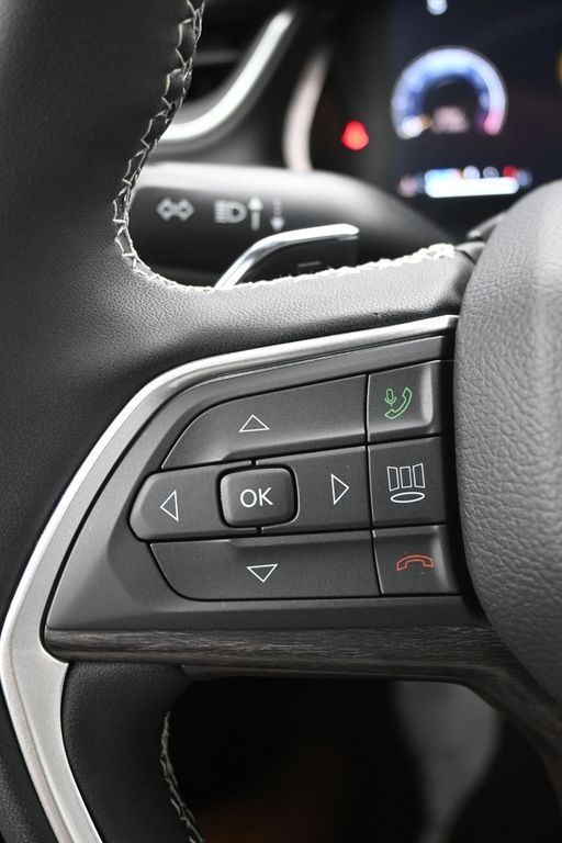 Jeep Grand Cherokee L Vehicle Full-screen Gallery Image 20