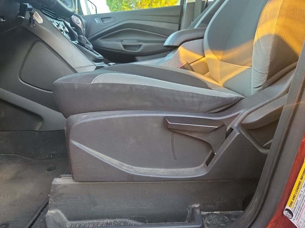 Ford Escape Vehicle Full-screen Gallery Image 2