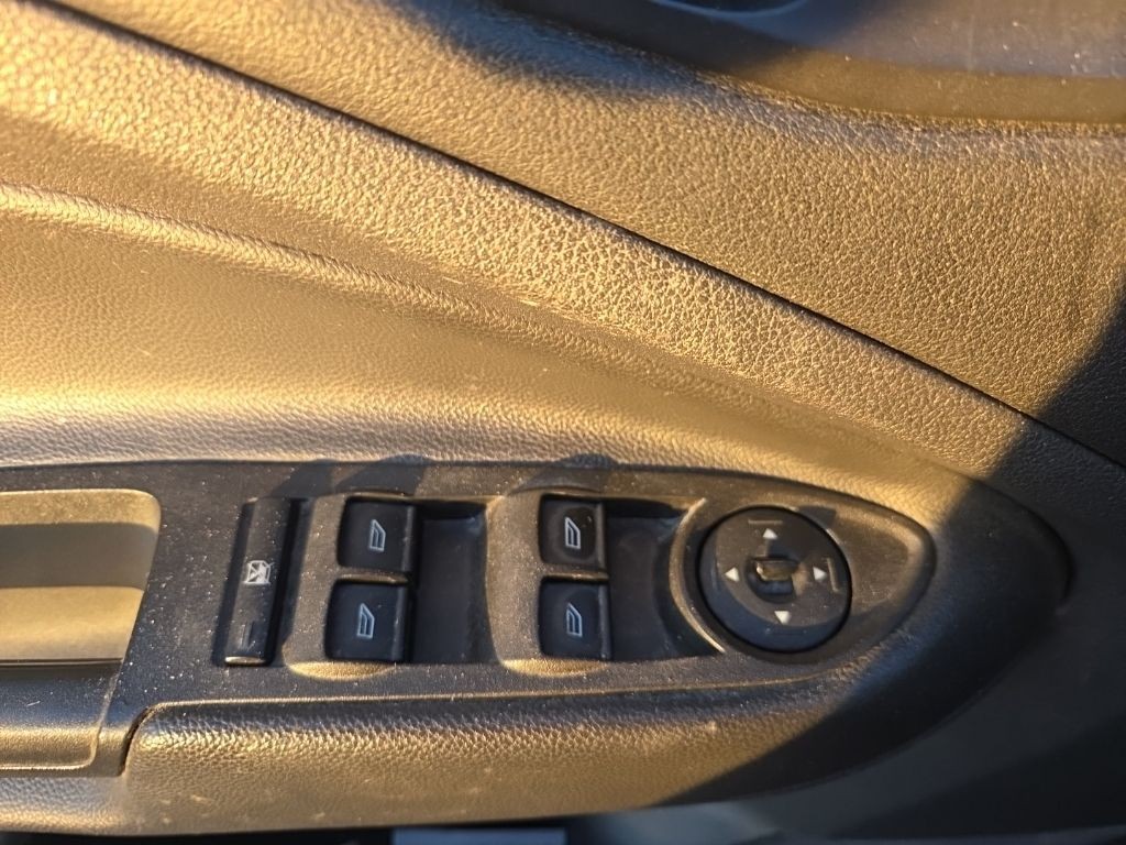 Ford Escape Vehicle Full-screen Gallery Image 9