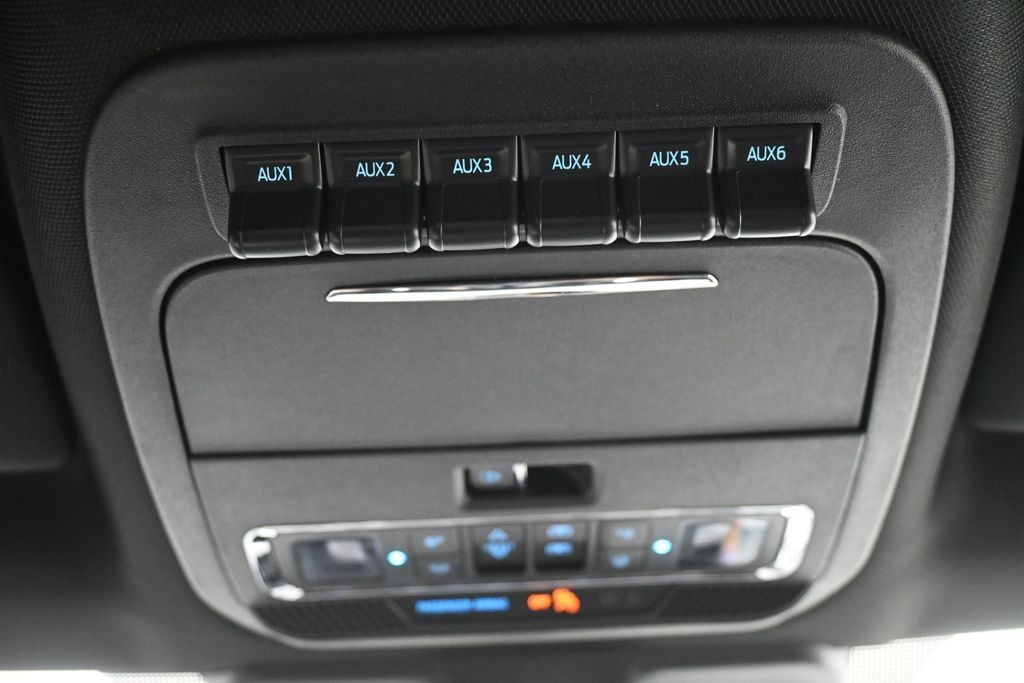 Ford F-150 Vehicle Full-screen Gallery Image 17