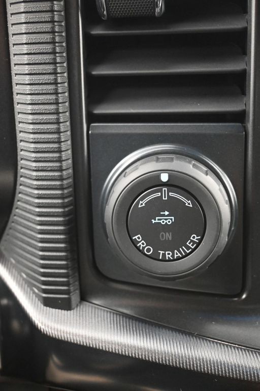 Ford F-150 Vehicle Full-screen Gallery Image 16