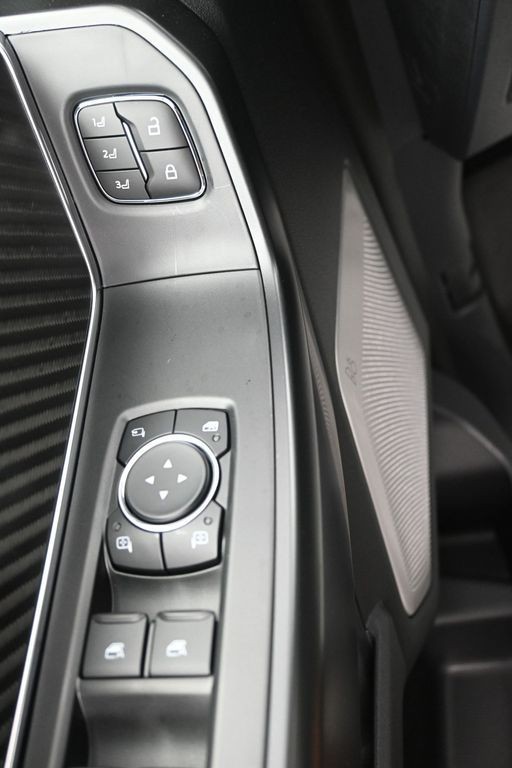 Ford F-150 Vehicle Full-screen Gallery Image 22