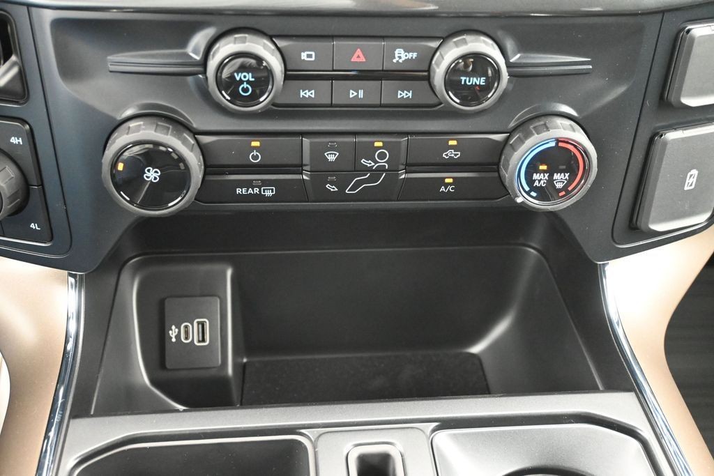 Ford F-150 Vehicle Full-screen Gallery Image 14