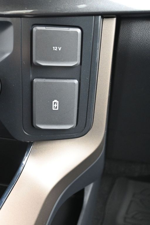 Ford F-150 Vehicle Full-screen Gallery Image 16