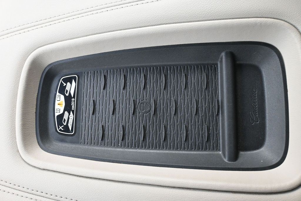 Cadillac Escalade Vehicle Full-screen Gallery Image 17