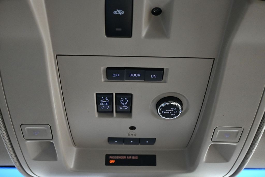 Cadillac Escalade Vehicle Full-screen Gallery Image 18