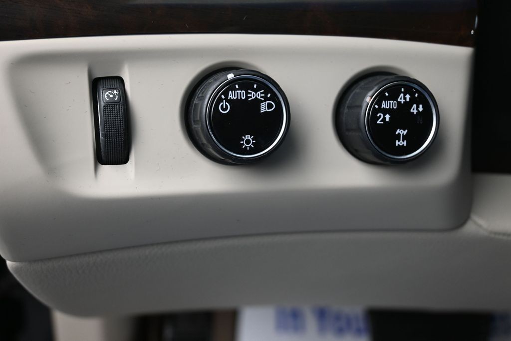 Cadillac Escalade Vehicle Full-screen Gallery Image 24