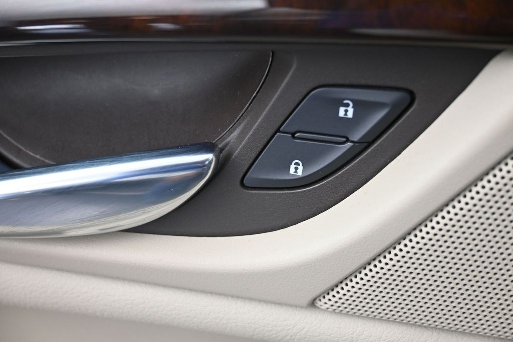 Cadillac Escalade Vehicle Full-screen Gallery Image 27