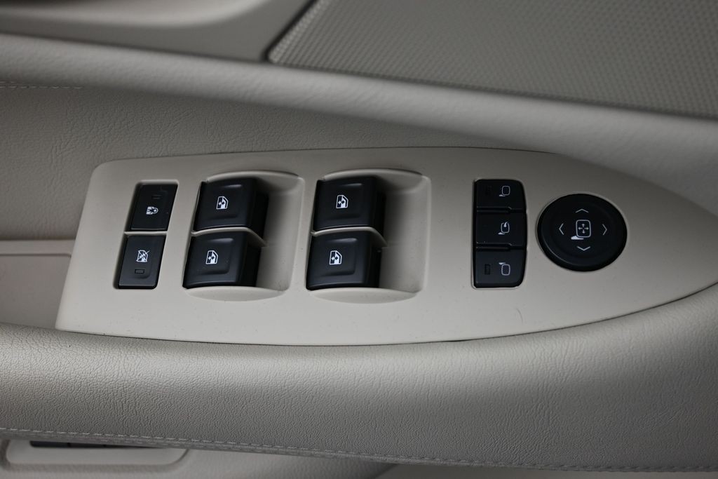 Cadillac Escalade Vehicle Full-screen Gallery Image 28