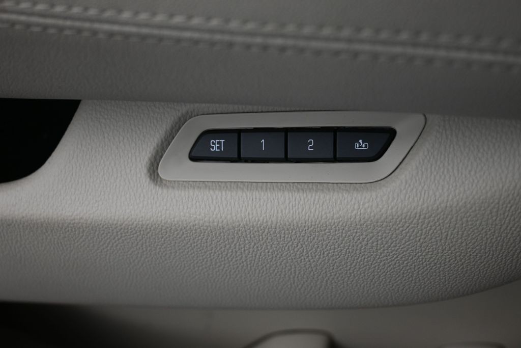 Cadillac Escalade Vehicle Full-screen Gallery Image 29