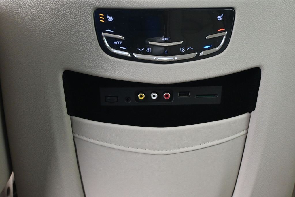 Cadillac Escalade Vehicle Full-screen Gallery Image 31