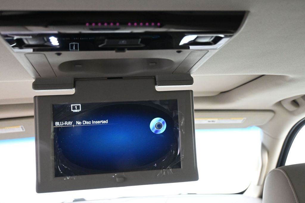 Cadillac Escalade Vehicle Full-screen Gallery Image 32