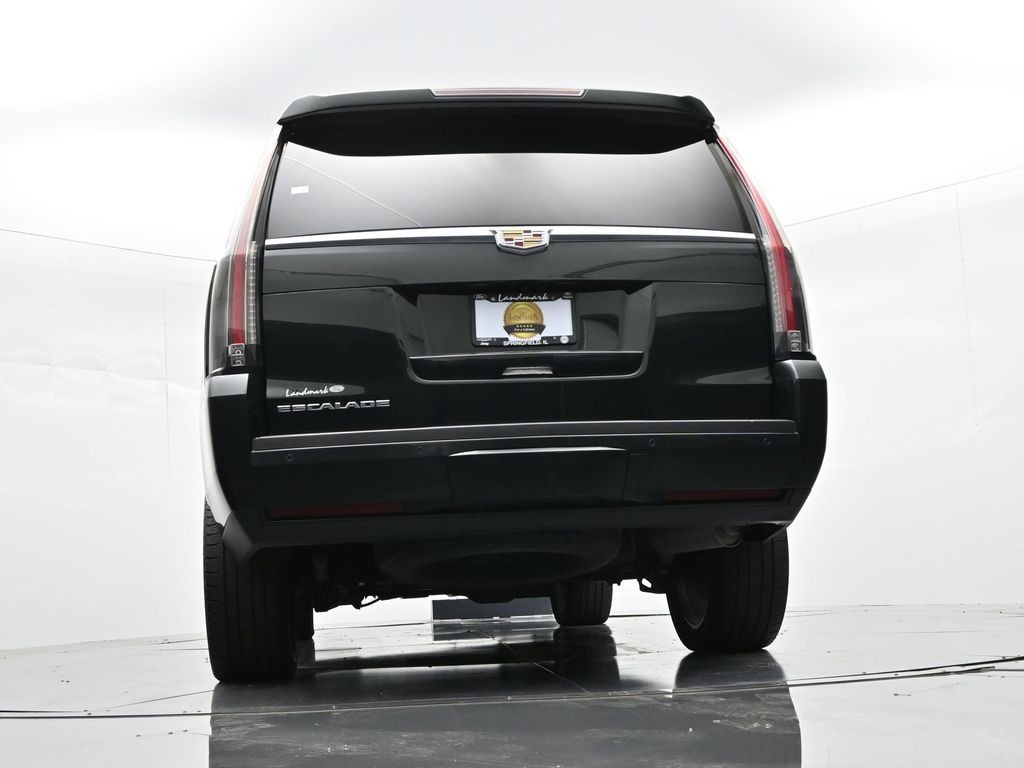 Cadillac Escalade Vehicle Full-screen Gallery Image 38