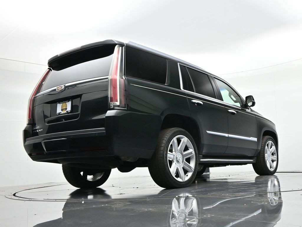 Cadillac Escalade Vehicle Full-screen Gallery Image 39