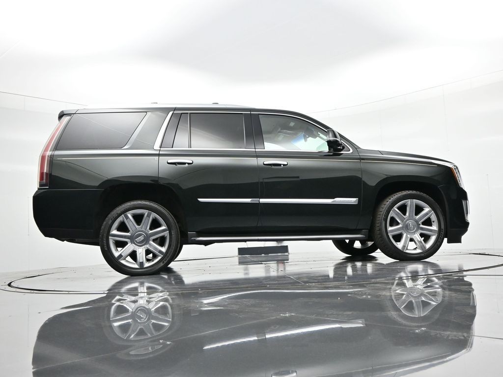 Cadillac Escalade Vehicle Full-screen Gallery Image 40