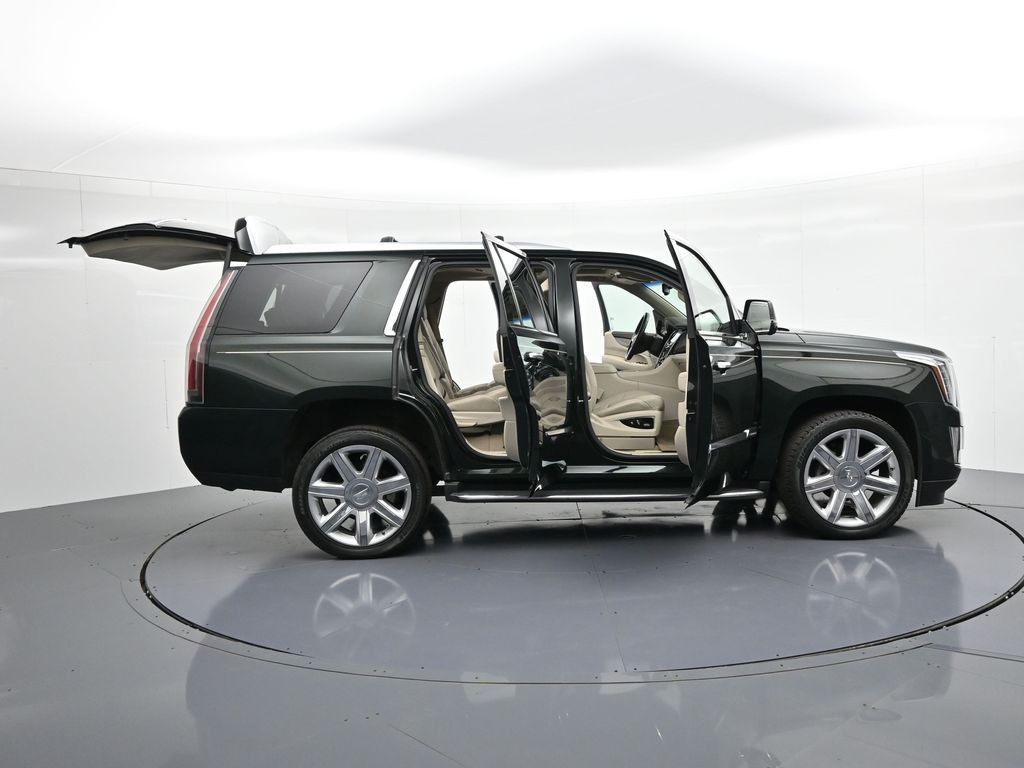 Cadillac Escalade Vehicle Full-screen Gallery Image 41