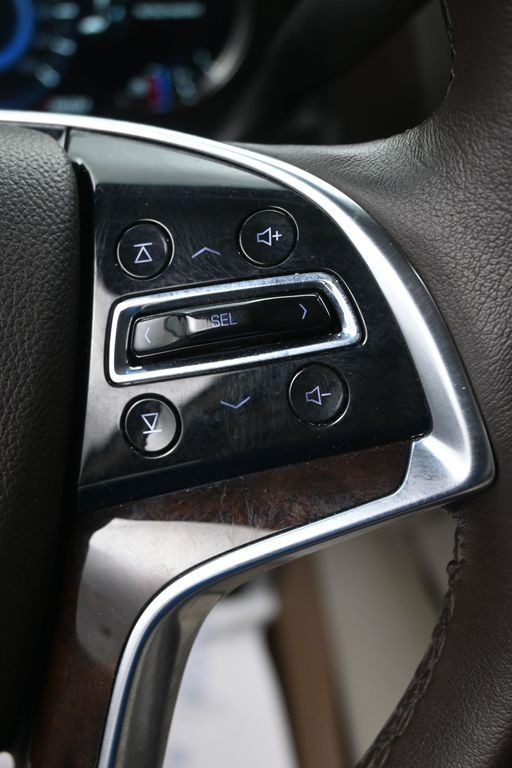Cadillac Escalade Vehicle Full-screen Gallery Image 20