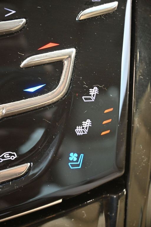 Cadillac Escalade Vehicle Full-screen Gallery Image 23