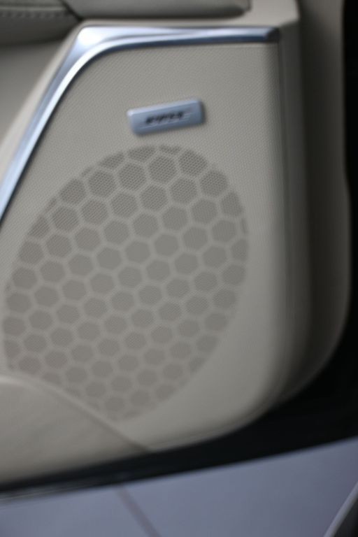 Cadillac Escalade Vehicle Full-screen Gallery Image 30